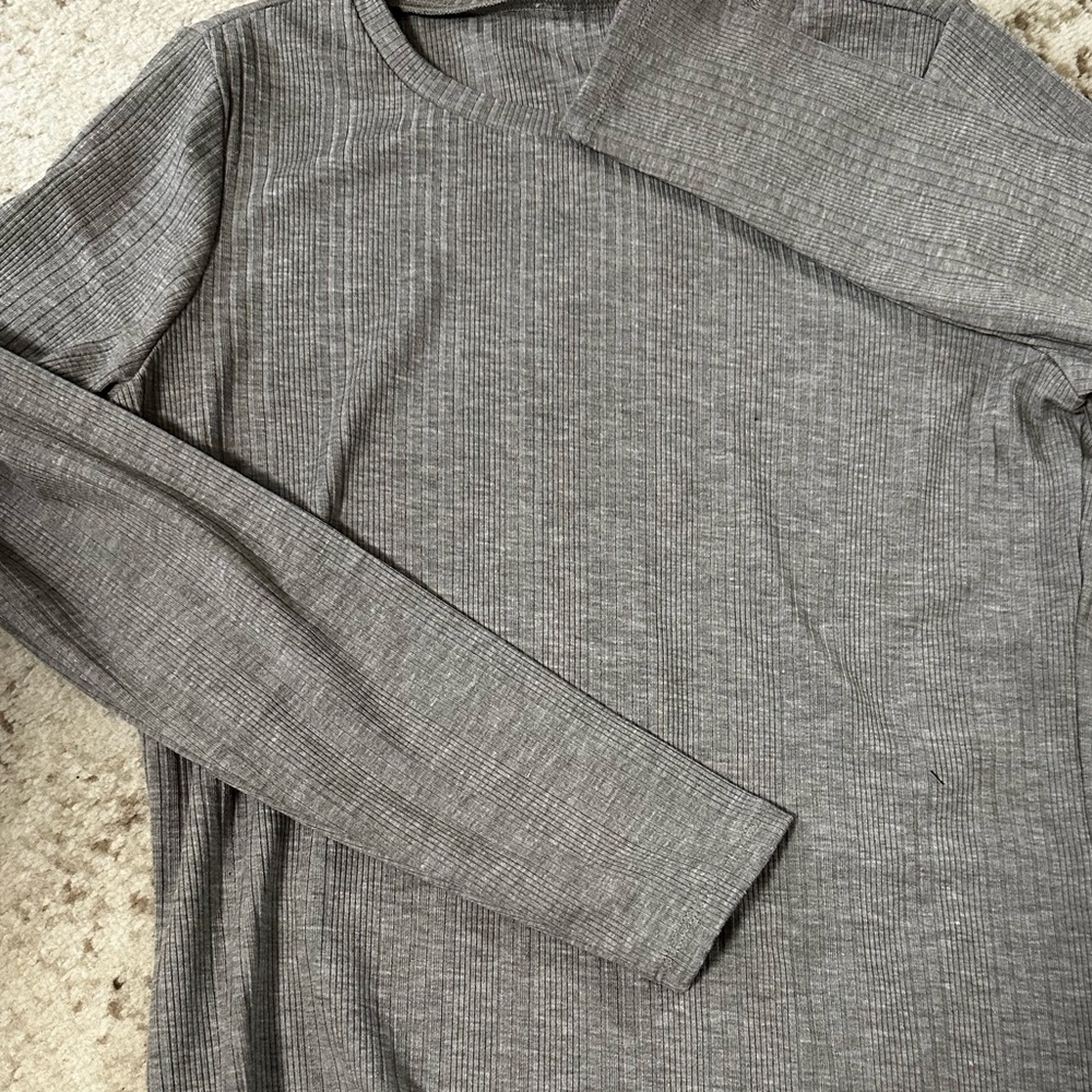 New๐ฉทThe PERFECT grey long sleeve - Picture 7 of 8